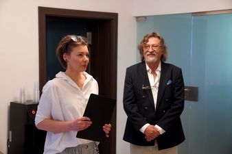 Kobieta w białej bluzce obok Jan Maria Tomaszewski