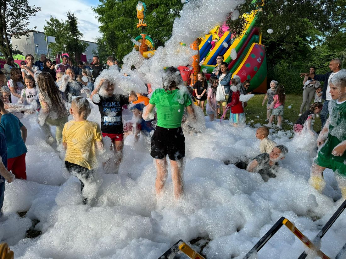 Zdjęcia przedstawia Dzień Dziecka w Sołectwach