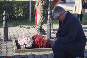 Złożenie kwiatów przed pomnikiem w Bziu