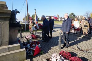 Złożenie kwiatów przed pomnikiem w BziuZłożenie kwiatów przed pomnikiem w Bziu