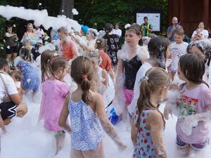 Dzieci bawią się w dużej ilości piany podczas „piana party”
