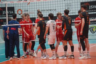 Przywitanie pod siatką drużyn z Jastrzębia i Warszawy