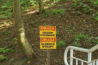 tabliczka informująca o wykopach