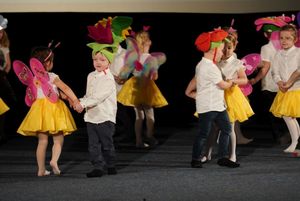 dzieci przebrane za kwiaty na scenie