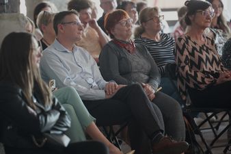 Prezydent Michał Urgoł siedzi wśród kobiet