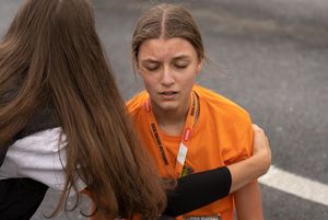 Zdjęcie przedstawia zmęczoną biegiem uczestniczkę. 