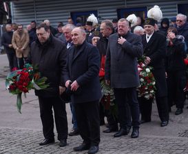 Kolejne osoby w kolejce do złożenia hołdu