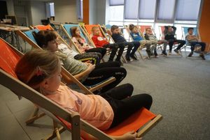 Grupka dzieci na leżakach