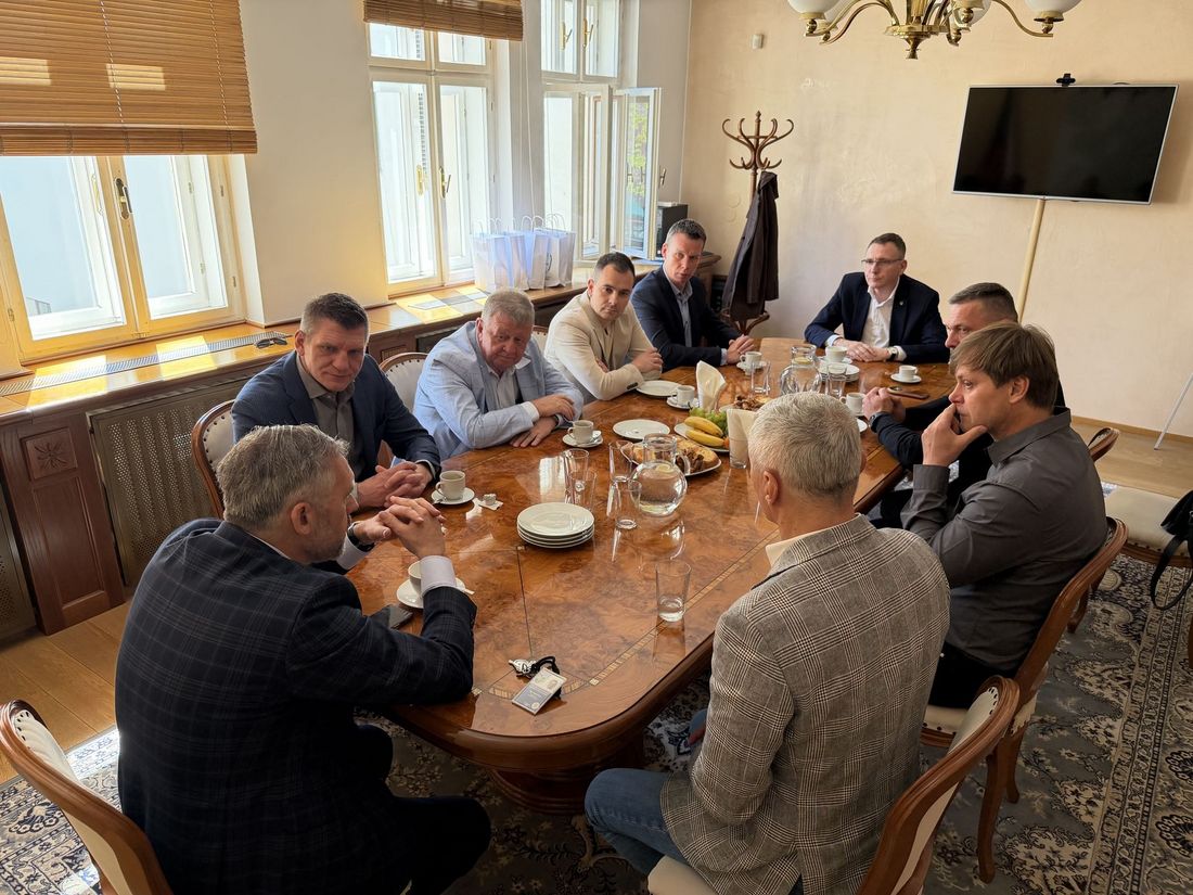 Prezydent Jastrzębia-Zdroju, karwiny oraz przedstawiciele JKH GKS Jastrzębie siedzą przy stole