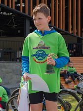 Chłopiec z dyplomem i dzwonkiem w ręku