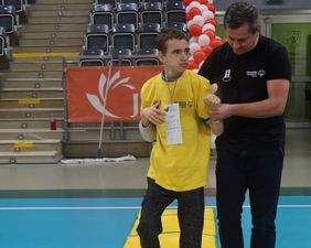 Zawodnik podczas przejścia asekurowany przez opiekuna