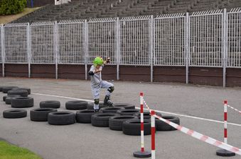 Rolkarz podczas ćwiczenia przechodzenia przez leżace opony