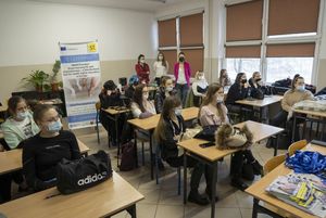 Uczniowie zapoznają się z ofertą.