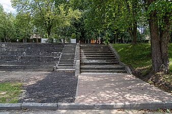 Nowa nawierzchnia z kostki betonowej łącząca schody terenowe z placem.