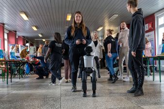 Przedstawiciel TEB Edukacji Sp. z o.o. prezentujący robota