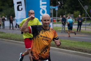 Zdjęcie przedstawia biegnących zawodników biegu głównego.