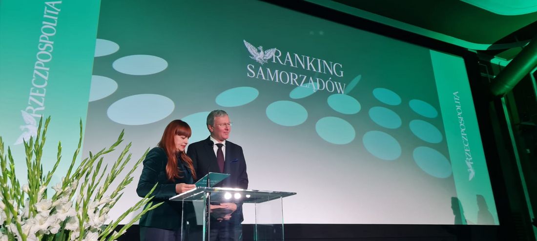 Zdjęcie przedstawia uroczystą galę wręczenia nagród.