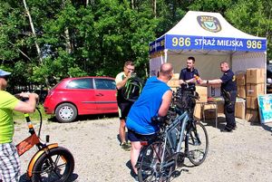 Namiot Straży Miejskiej i kolejka rowerzystów.