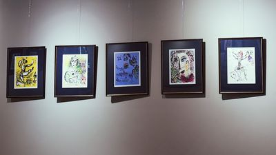 Obrazy wiszące na ścianie