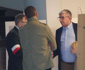 Drugi Zastępca Prezydenta Miasta Andrzej Matusiak wraz z innymi uczestnikami podczas gry terenowej