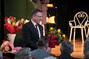 Prezydent Miachł Urgoł uśmiechnięty z kwiatami