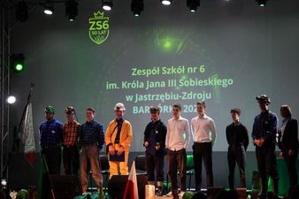 Wszyscy uczniowie występujący stoja na scenie