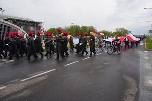 Zdjęcie przedstawia marsz w Dniu Flagi.