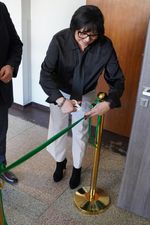 Przecinanie wstęgi do pracowni przez panią dyrektor