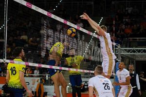 AKcja pod siatką, nasi blokują.