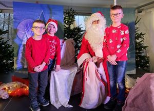 Dzieci z Mikołajem.