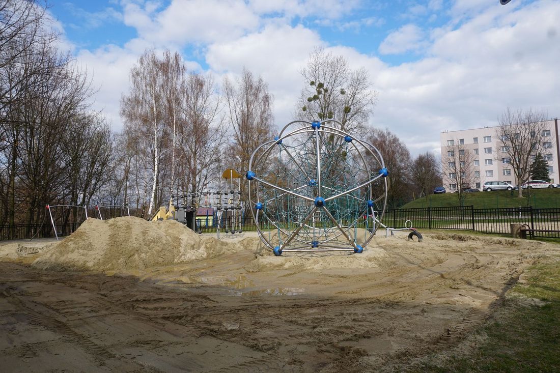 Plac zabaw podczas wymiany piasku