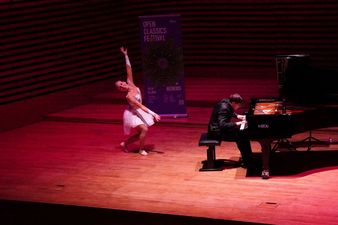 Tancerka w pozie na scenie.