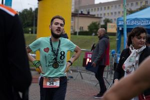 Zdjęcie przedstawia zawodników na mecie biegu głównego.