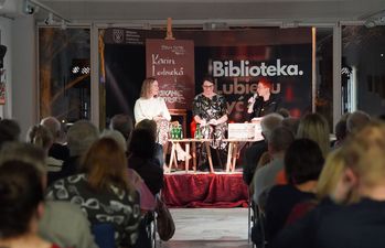 link zewnętrzny, otwarcie w nowej karcie Na scenie Karin Lednická z tłumaczką i prowadzącą spotkanie autorskie oraz publiczność siedząca przed sceną
