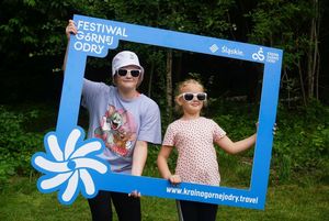 Rodzina robiąca sobie zdjęcie w ramce Festiwalu Górnej Odry