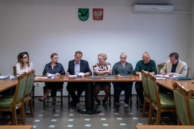 Obradująca za stołem komisja