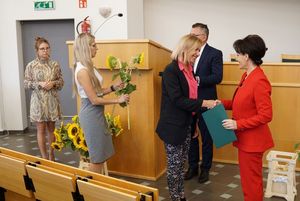 Prezydent Anna Hetman wręcza dyplomy nauczycielom mianowanym i dyrektorom szkół