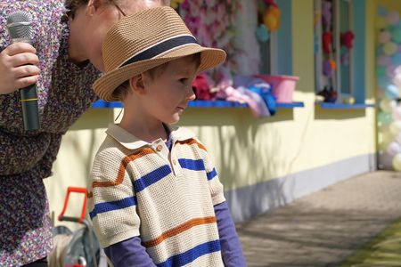 Chłopiec podczas pokazu mody ekologicznej