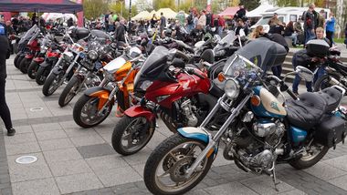 Zdjęcie przedstawia motory ustawione obok siebie.