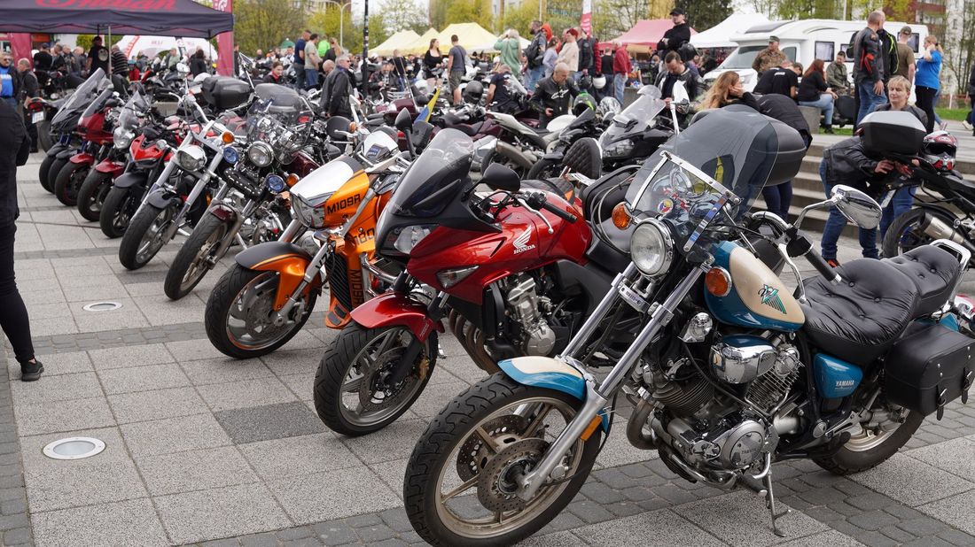 Zdjęcie przedstawia motory ustawione obok siebie.