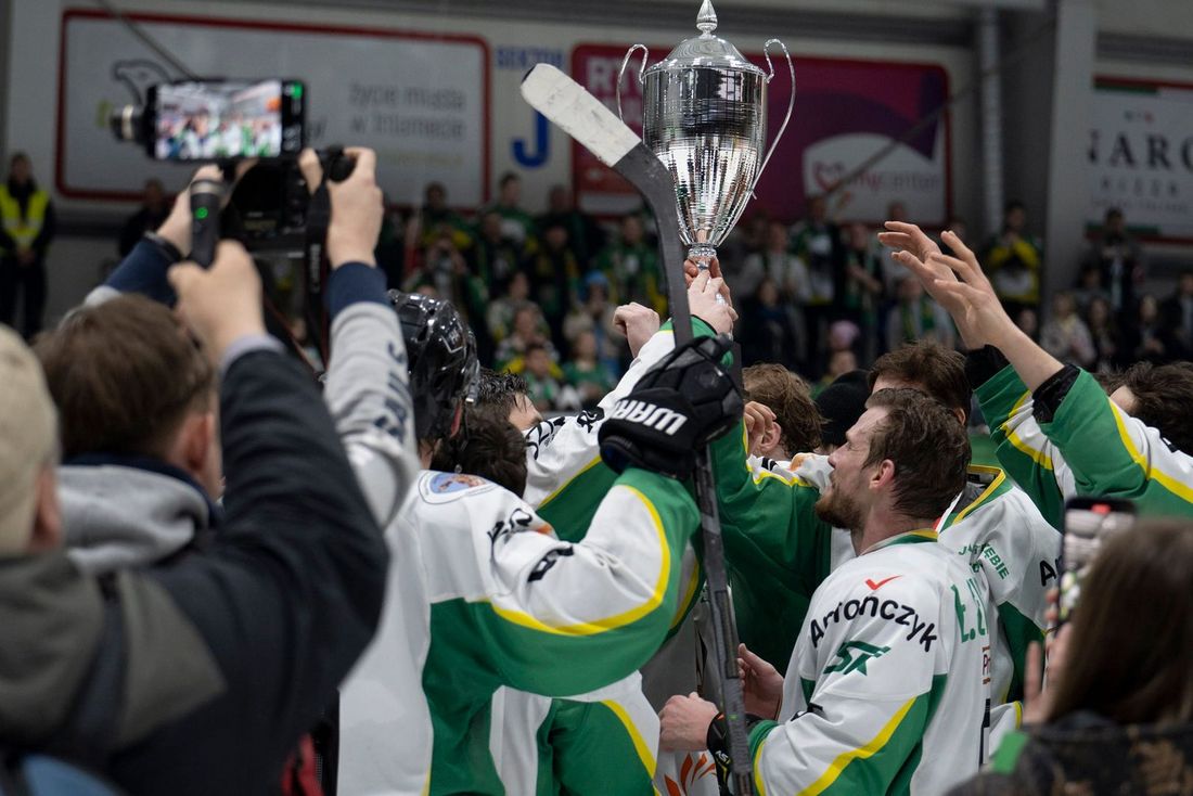 Kapitan Urbanowicz wznosi w górę puchar.