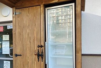 Lodówka przed Ośrodkiem Pomocy Społecznej