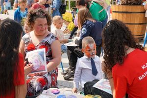 Dzieci podczas akcji malowania twarzy