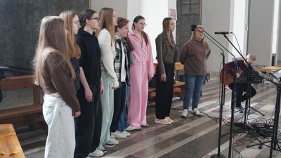 Chór śpiewajacy podczas rekolekcji.