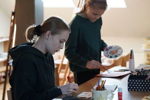 Dwie dziewczynki malujące w pracowni plastycznej