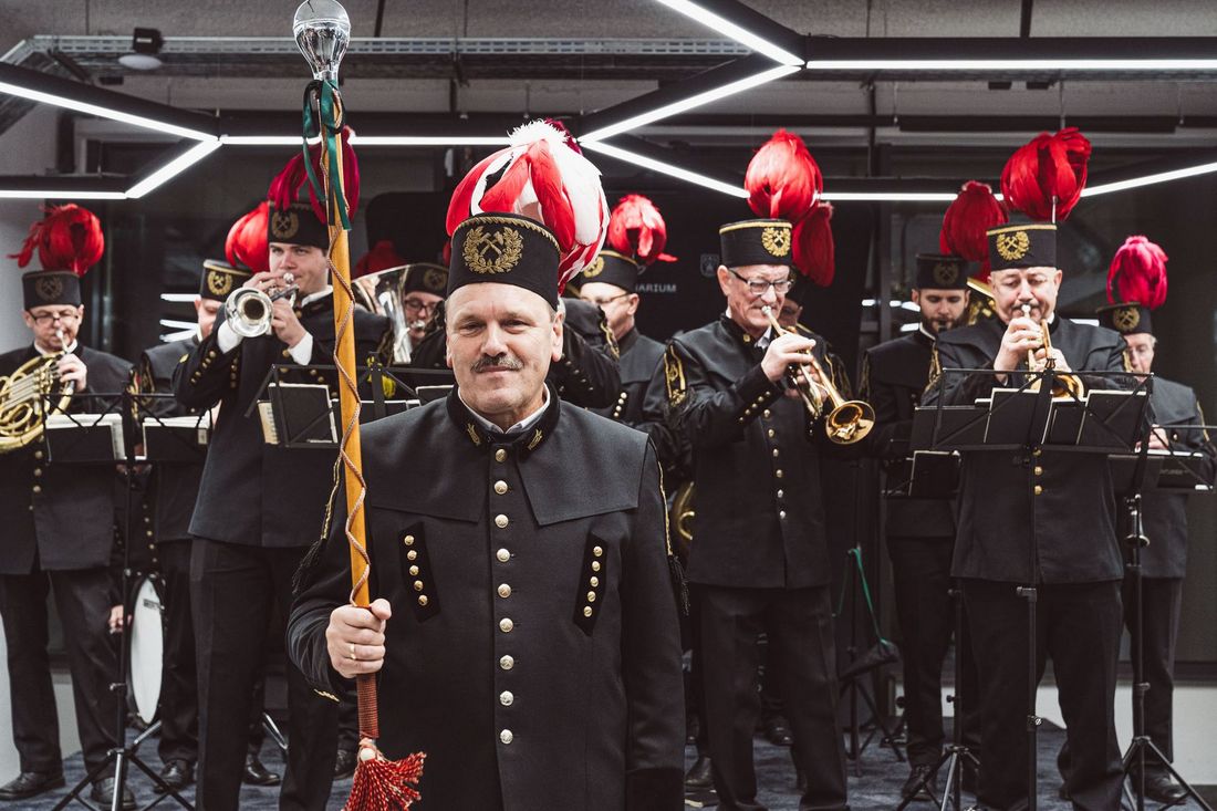Orkiestra górnicza w mundurach galowych