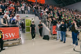 Maksymilian Graniczny wchodzi na halę