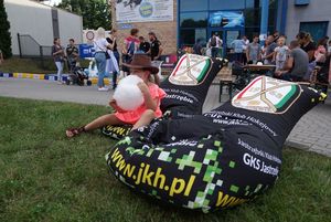 dziewczynka w kapeluszu je watę cukrową