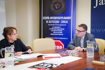Prezydent Miasta i przewodniczący zespołu rozmawiają