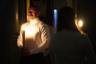 Mężczyzna trzyma płonącą świecę